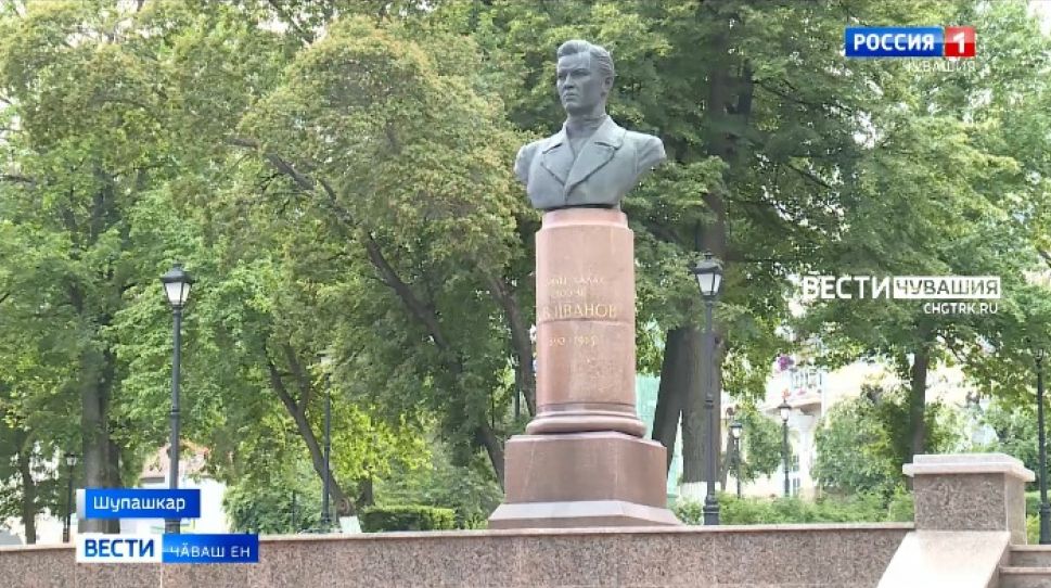 Паллӑ искусство тӗпчевҫи Юрий Викторов "Мастера чувашской скульптуры" ҫӗнӗ кӗнеке хатӗрленӗ