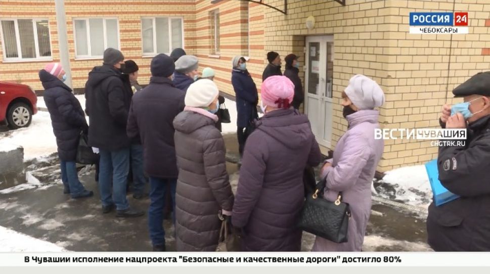 В Чувашии люди часами стоят в МФЦ за QR-кодами