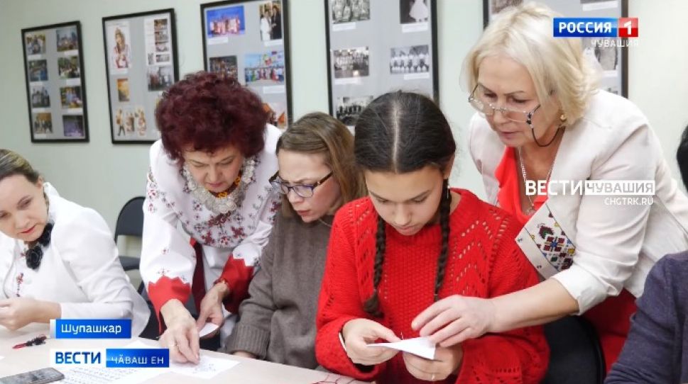 Чӑваш тӗррин музейӗнче тĕрлеме вĕренес текенсен шкулĕн пӗрремӗш урокӗ иртрӗ