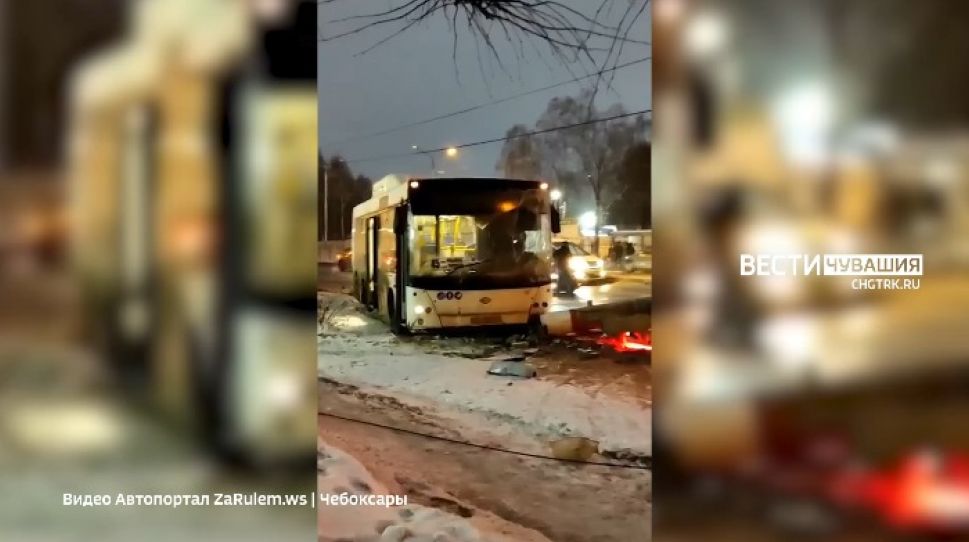 В Чебоксарах пассажирский автобус влетел в столб