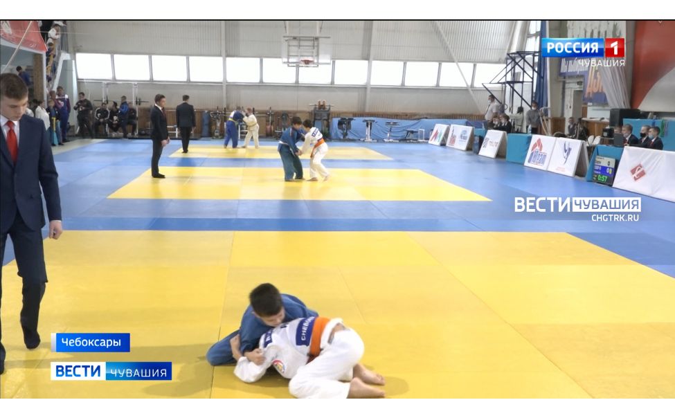 В открытом городском турнире по дзюдо в Чебоксарах приняли участие юные спортсмены из 7 регионов