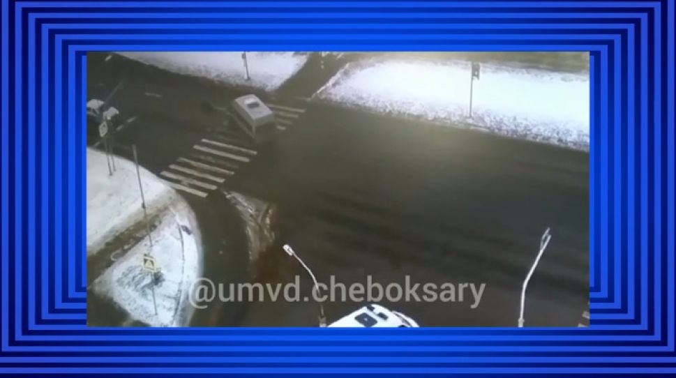 В Чебоксарах микроавтобус сбил человека на пешеходном переходе