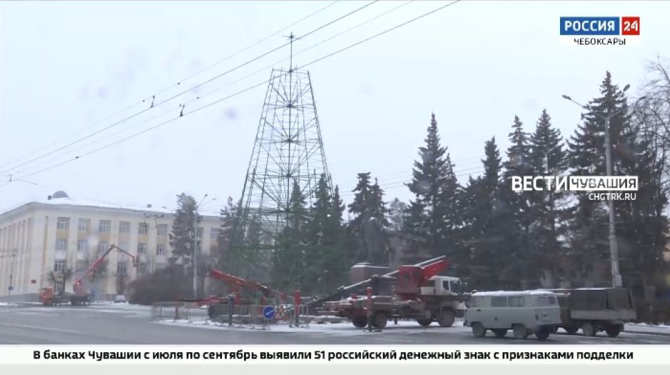 В Чебоксарах устанавливают 6-тонную новогоднюю елку