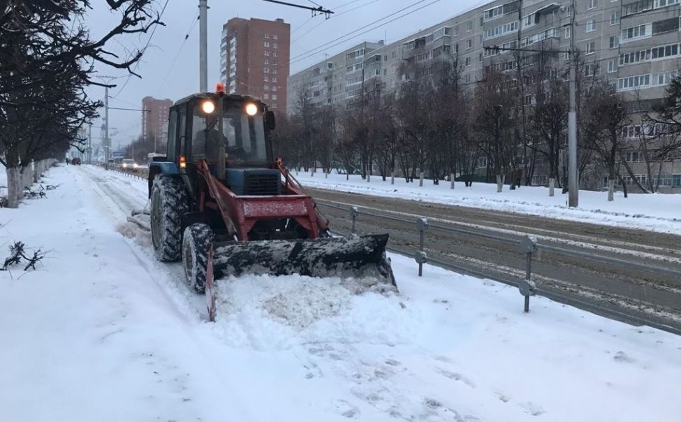 В Чебоксарах последствия сильного снегопада устраняют 153 единицы техники и более тысячи рабочих