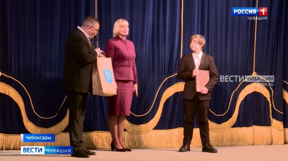 В Русском драмтеатре задарили подарками 10-тысячного зрителя по "Пушкинской карте"