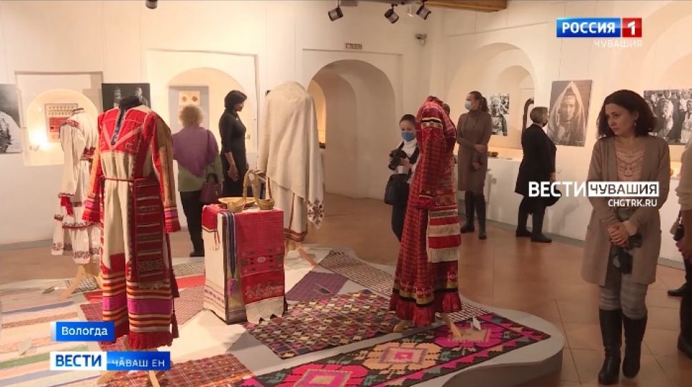 Кашни экспонат умӗнче чылайччен чарӑнса тӑраҫҫӗ