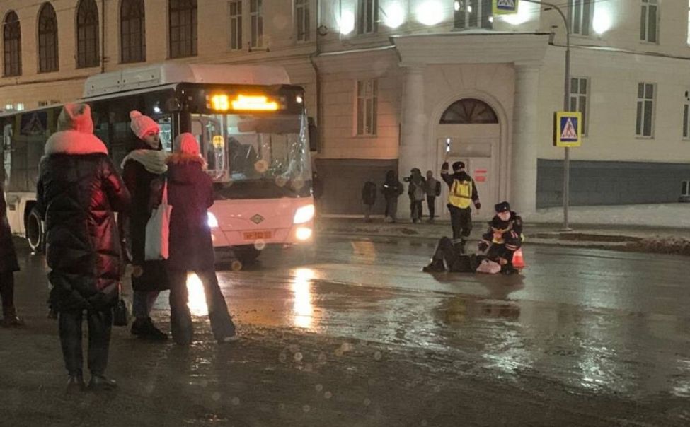 В центре Чебоксар пассажирский автобус сбил пешехода, переходившего дорогу