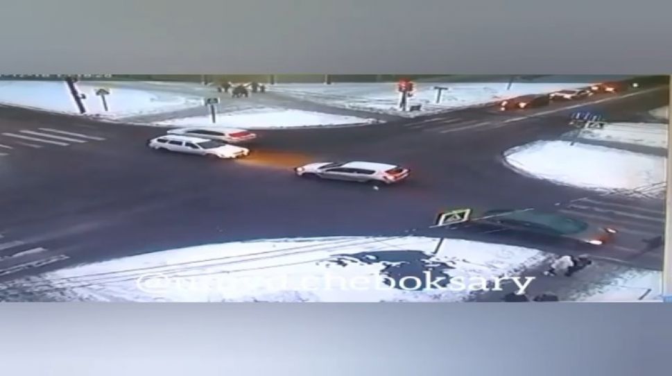 В Чебоксарах ребенок решил перебежать дорогу на "красный" и оказался под колесами