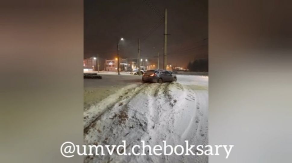 В Чебоксарах пьяный водитель хотел скрыться от полицейских, но влетел в столб