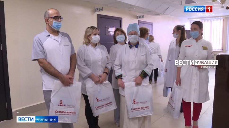 Волонтеры продолжают помогать медикам Чувашии, стоящим на передовой с коронавирусом