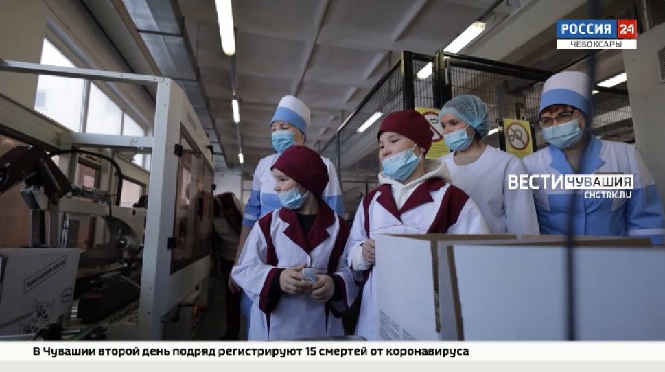 Вера и Егор из Чебоксар побывали на кондитерской фабрике благодаря "Елке желаний"