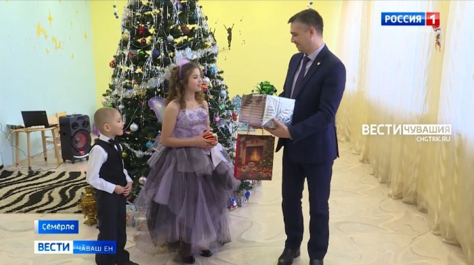 Вӗренӳ министерстви Ҫӗмӗрлери ача ҫуртӗнче ҫитӗнекенсем патне парнесемпе ҫитрӗ 