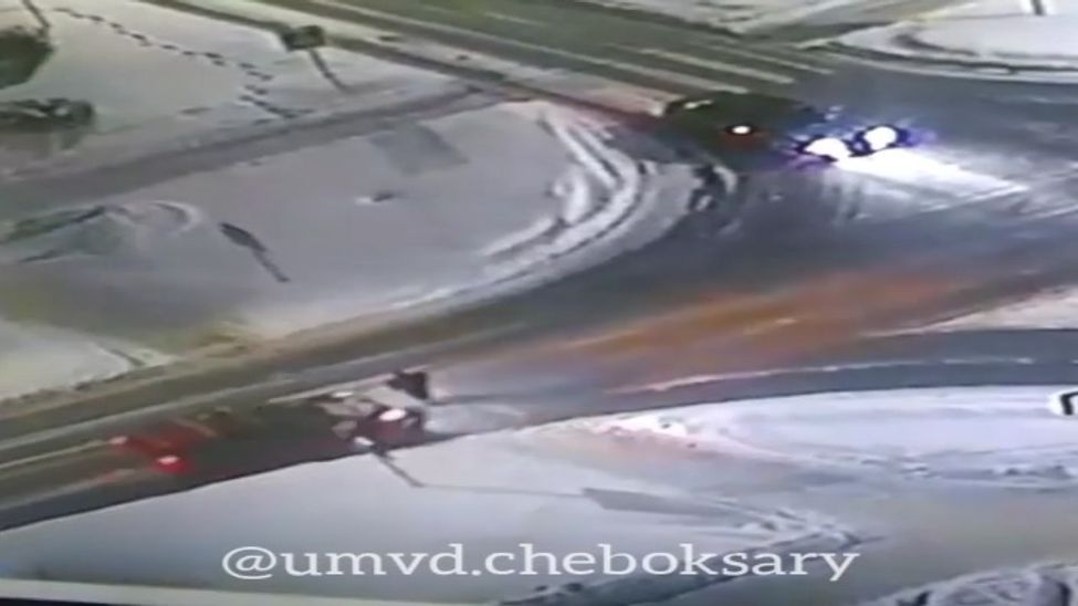 В Чебоксарах пенсионерка, перебегавшая дорогу по "зебре", попала под колеса автомобиля