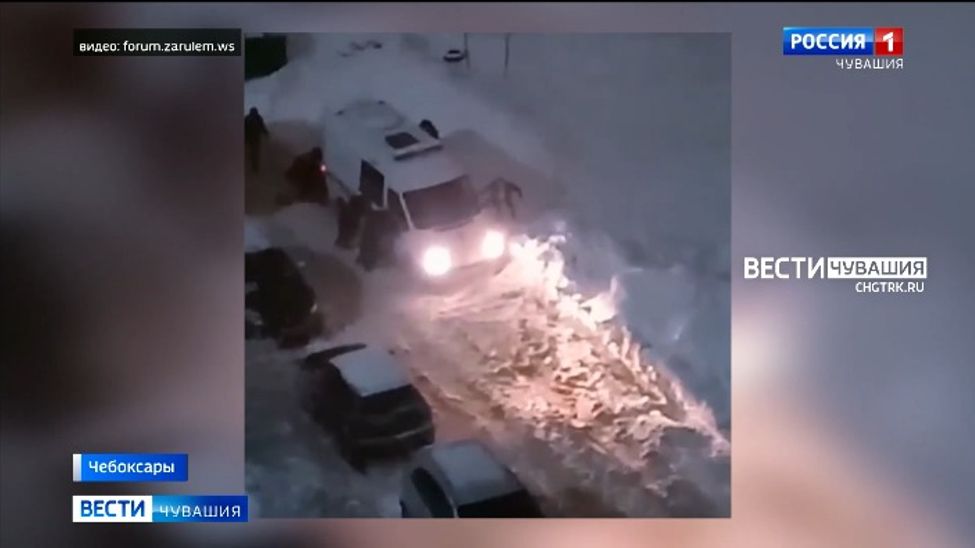 В Чебоксарах из-за снежных завалов в сугробе застряла «скорая»