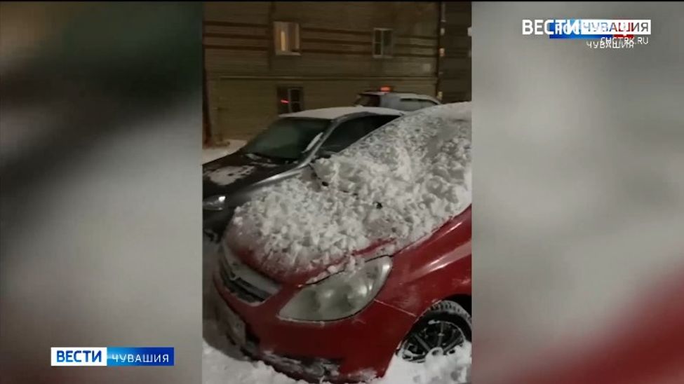 Чебоксарские коммунальщики отказываются возмещать ущерб автовладелице за сошедший на машину сугроб 
