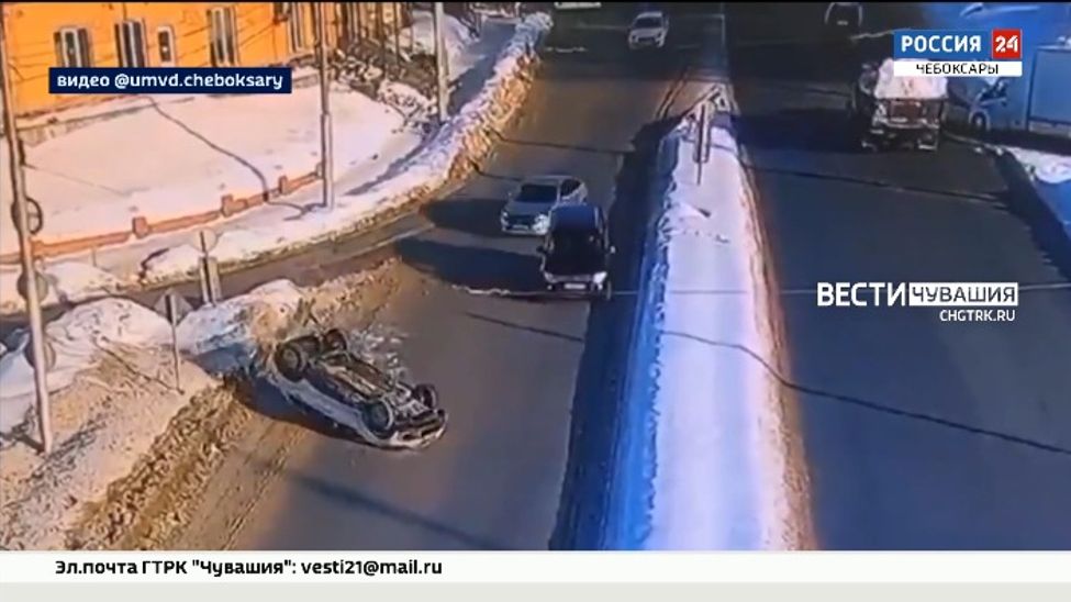В Чебоксарах на снежном отвале перевернулось легковая иномарка
