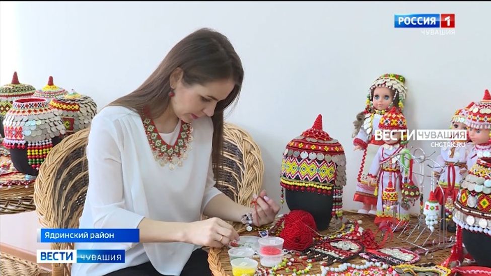 Чувашская мастерица плетет из бисера национальные головные уборы
