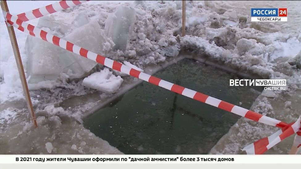 Для задыхающейся подо льдом рыбы в Чебоксарском заливе прорубили майны
