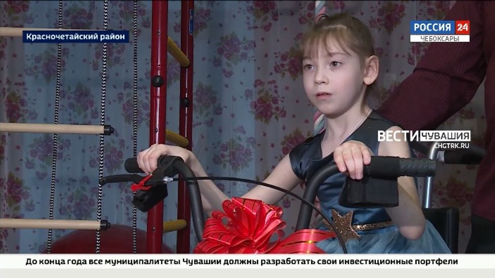 Маленькая Надя Мидейкина из Красночетайского района нашла под «Ёлкой желаний» волшебный велосипед