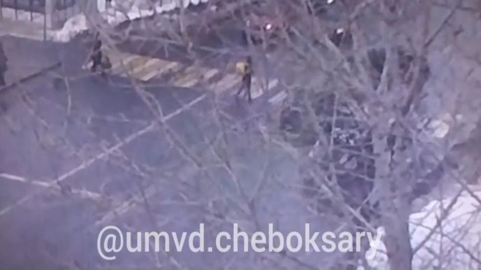 В Чебоксарах курьер так торопился доставить еду, что попал под колеса