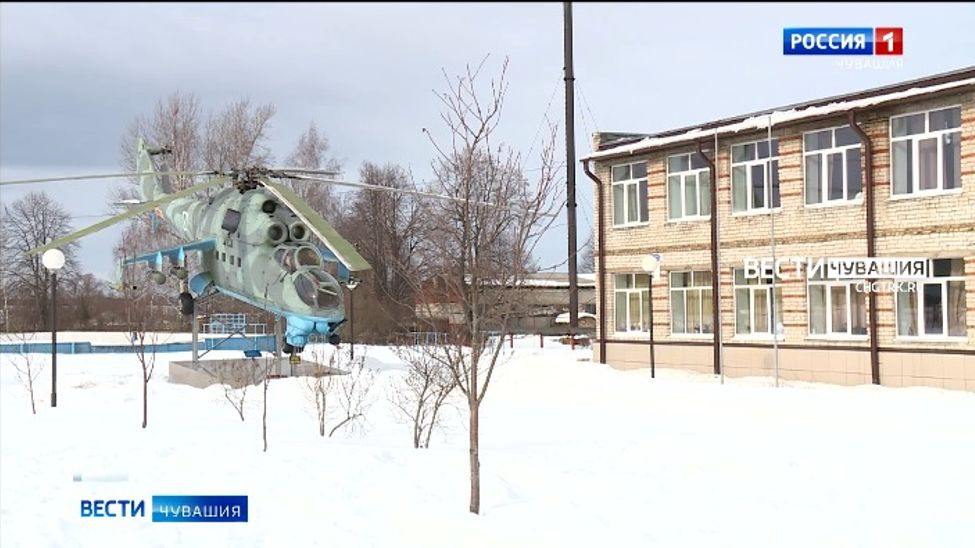 В Шумерлинском районе у здания школы установили отреставрированный вертолет 