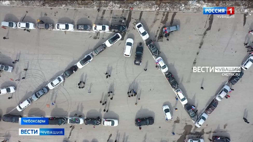 Более 120 автомобилей с символами "Z" и "V" колонной проехали по Чебоксарам