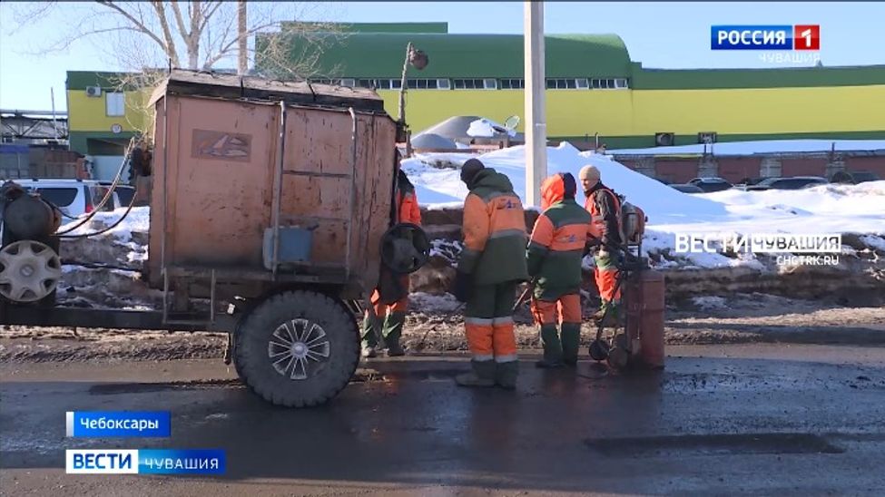 На чебоксарских дорогах продолжают латать ямы