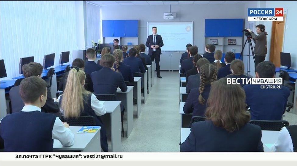 Министр образования Чувашии провел открытый урок "Крымская русская весна"