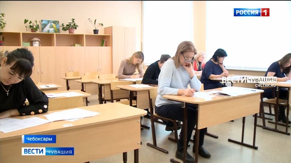 В Чебоксарах родители выпускников написали пробный ЕГЭ