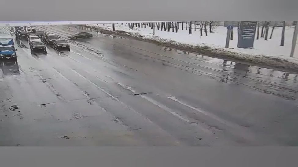 В Чебоксарах водитель не справился с управлением и столкнулся с грузовиком