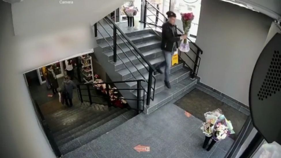 Чтобы порадовать своих половинок 8 марта, два чебоксарца обокрали цветочный магазин