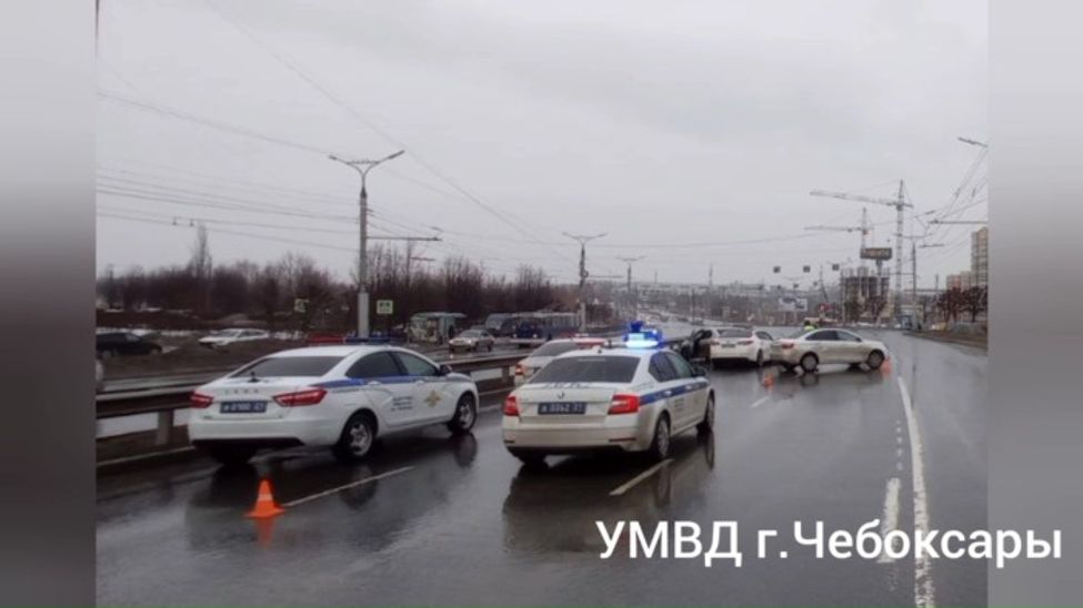 В Чебоксарах столкнулись 5 автомобилей, пострадал виновник ДТП