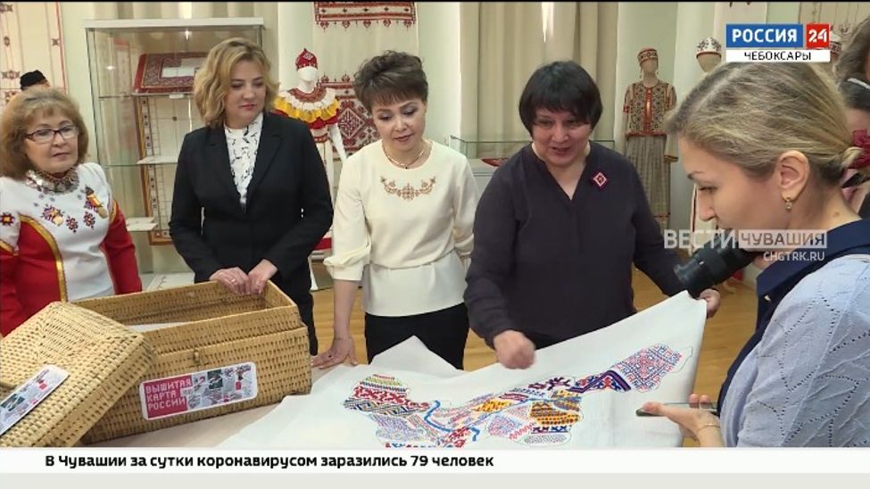 8 вышивальщиц Чувашии соединят фрагменты «Вышитой карты России» в единое полотно