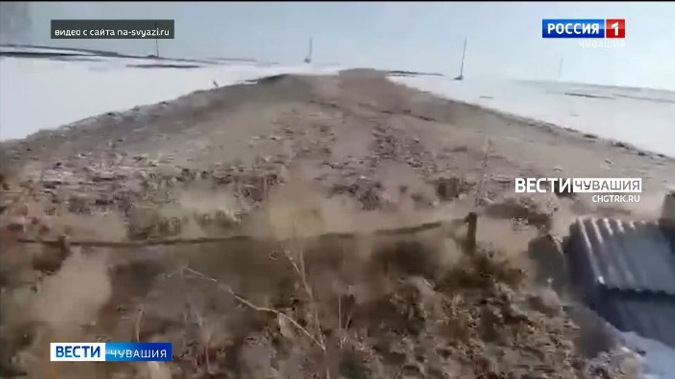 Талая река мощным потоком пронеслась по деревне в Янтиковском районе