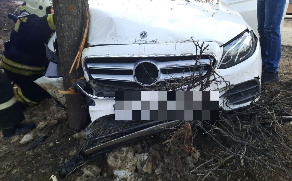 В Чебоксарах "Мерседес" с беременной пассажиркой и годовалым ребенком влетел в "Весту"