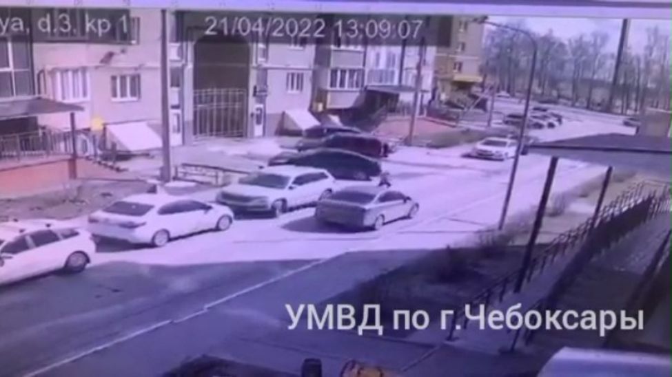 В Чебоксарах 6-летняя девочка выбежала на дорогу и попала под колеса иномарки