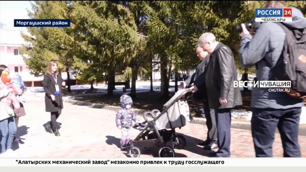 В Чувашии многодетной матери из ДНР подарили двухместную коляску
