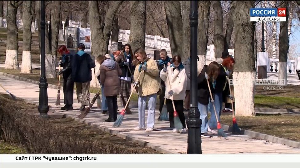 Около 150 чебоксарцев приняли участие в традиционном субботнике 
