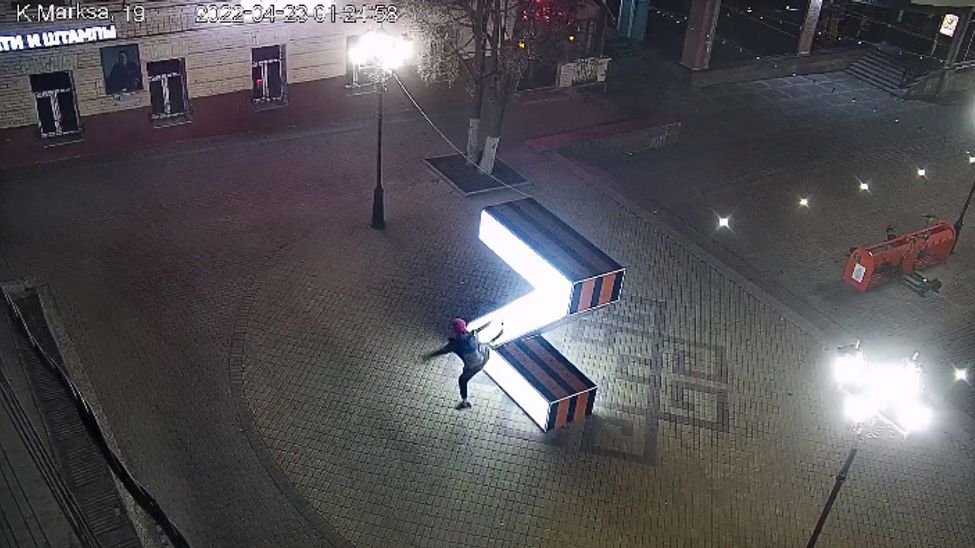 В Чебоксарах за фронт-кик по световой инсталяции "Z" оштрафовали мужчину