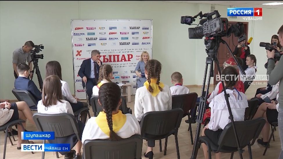 Чӑваш Ен Пуҫлӑхӗ ҫамрӑк корреспондентсен ыйтӑвӗсене хуравларӗ