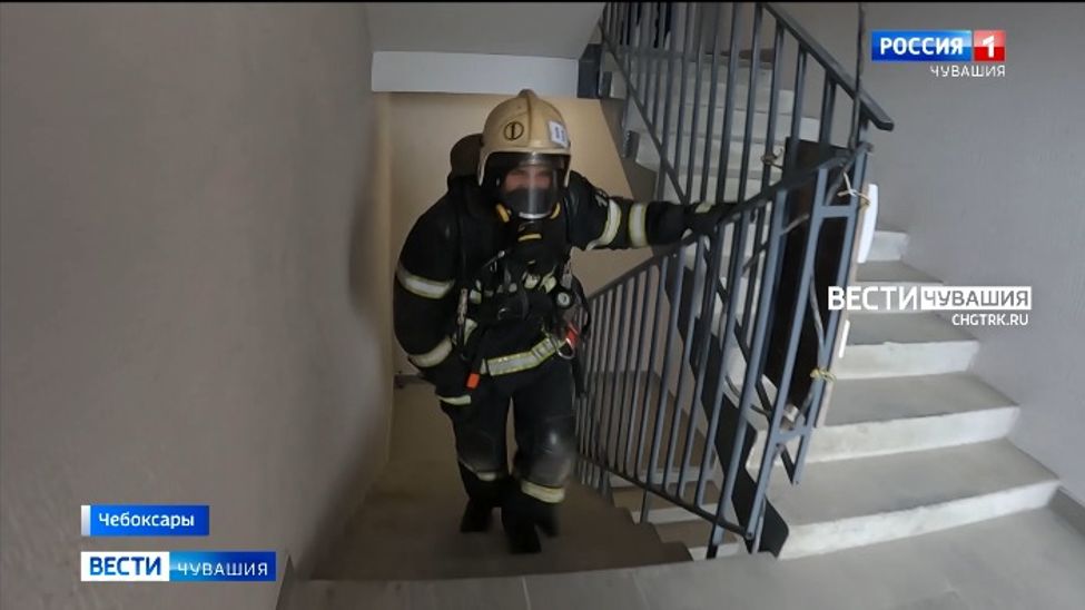 В Чебоксарах среди пожарных прошли соревнования по скоростному подъему на 20-й этаж