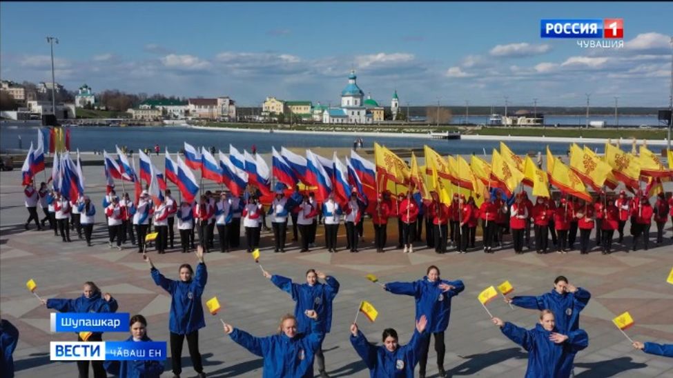 Республикӑра патшалӑх символӗсен кунне паллӑ турӗҫ