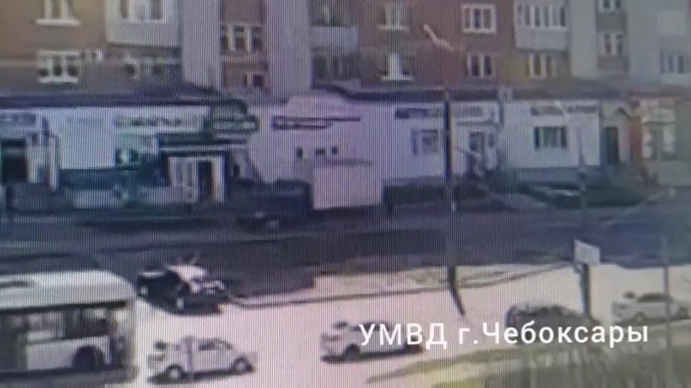 В Чебоксарах водитель "Газели", сдавая задним ходом, сбил женщину на тротуаре