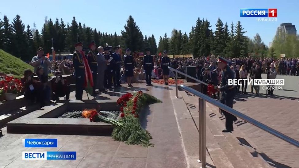 Празднование Дня Победы в Чебоксарах началось с возложения цветов к Монументу Славы