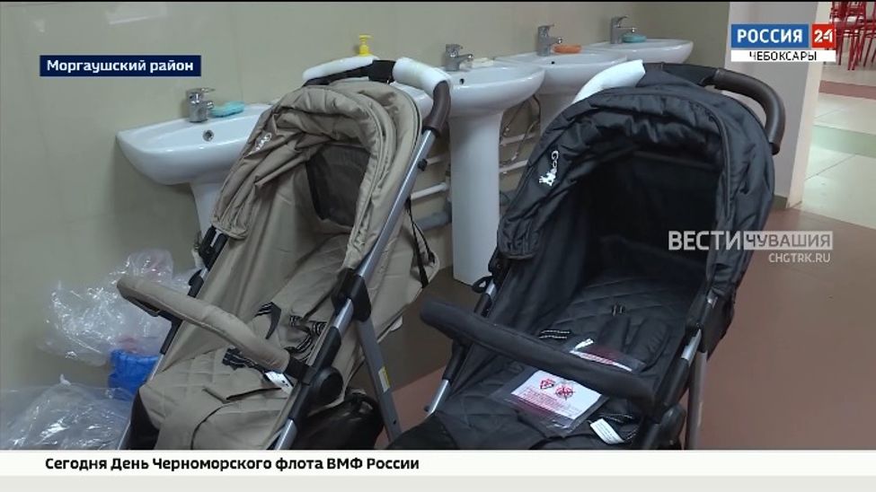 В Чувашии беженцам из ДНР и ЛНР подарили коляски 