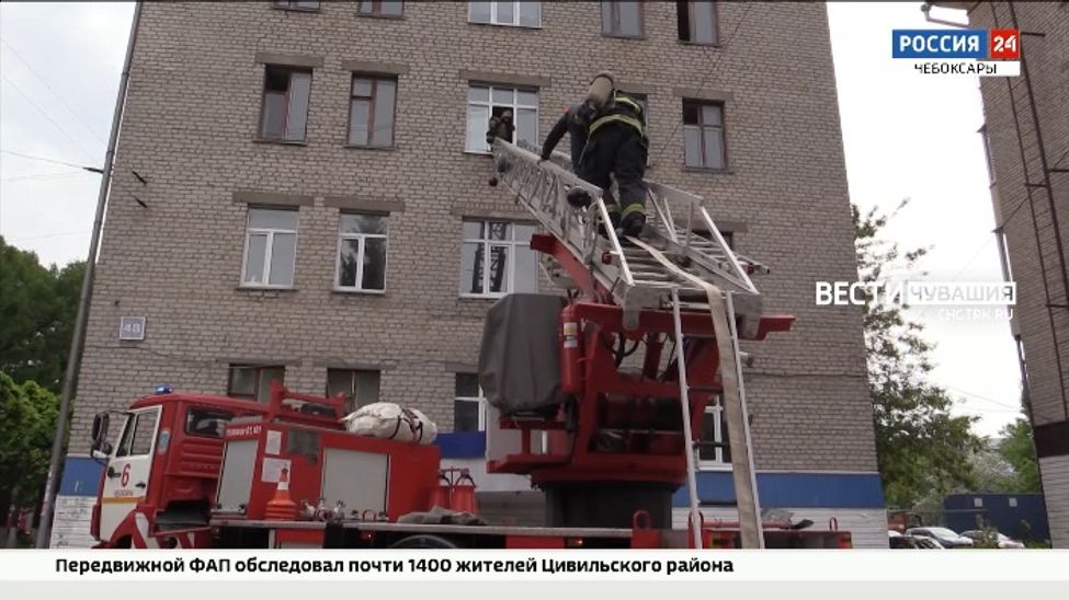 В Чебоксарах из общежития ЧЭТК спасатели экстренно эвакуировали персонал и постояльцев