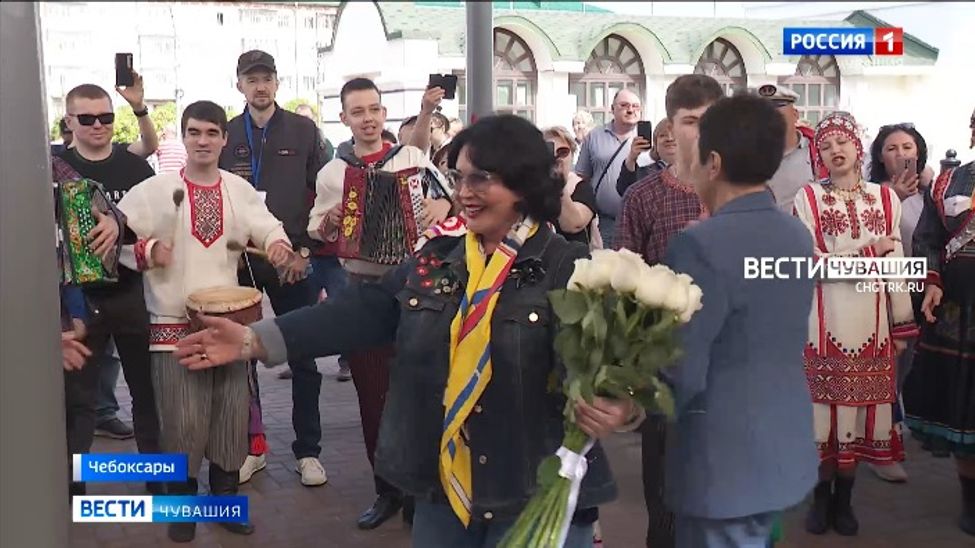 Надежду Бабкину встретили в Чувашии караваем, песнями и танцами