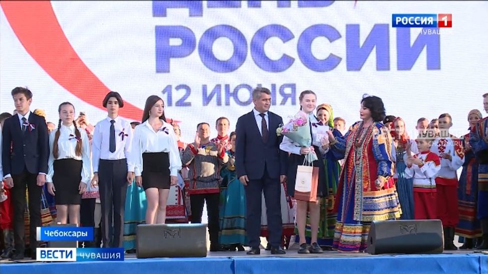 В День России 12 молодых людей в Чебоксарах получили паспорта