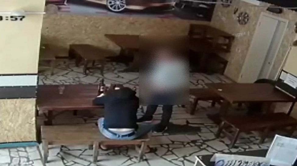 Чебоксарец украл у спящего мужчины телефон и попался на камеры видеонаблюдения 