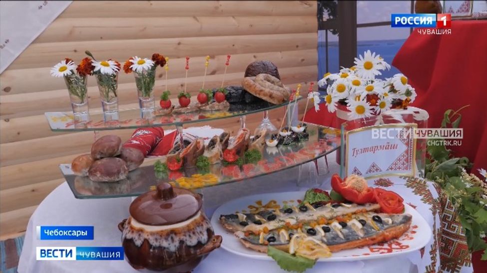 Чувашия встретила гостей Дня Республики «зеленым золотом» и национальными яствами 